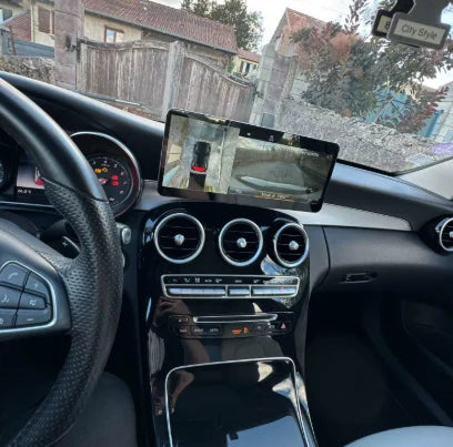 Navigation GPS sur l'écran tactile CarPlay de la Mercedes GLA X156
