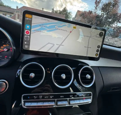 Navigation GPS sur l'écran tactile CarPlay de la Mercedes GLC X253