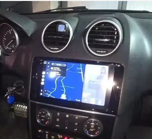 Navigation GPS sur l'écran tactile CarPlay de la Mercedes ML W164