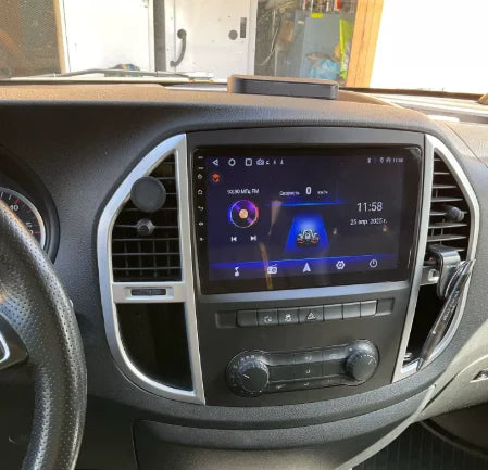 Navigation GPS sur l'écran tactile CarPlay de la Mercedes Vito W447