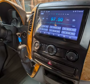 Navigation GPS sur l'écran tactile CarPlay de la Mercedes Sprinter W906