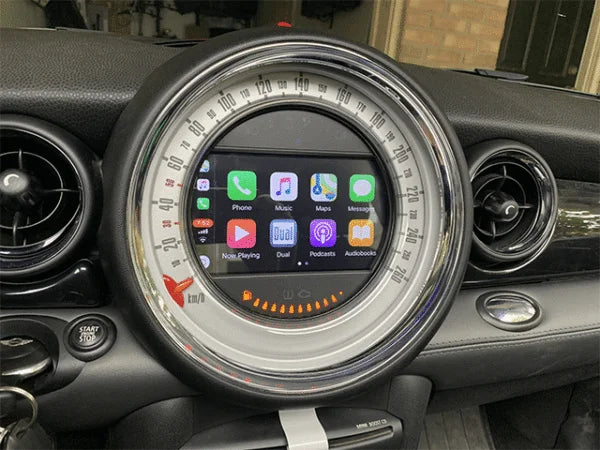 Navigation GPS sur l'écran tactile CarPlay de la Mini Cooper