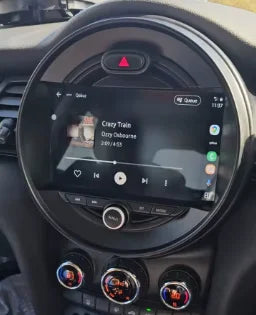 Navigation GPS sur l'écran tactile CarPlay de la Mini Cooper