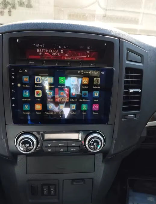 Navigation GPS sur l'écran tactile CarPlay de la Mitsubishi Pajero 4