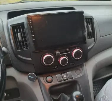 Navigation GPS sur l'écran tactile CarPlay de la Nissan NV200