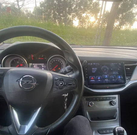 Navigation GPS sur l'écran tactile CarPlay de la Opel Astra K