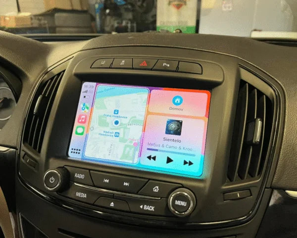 Navigation GPS sur l'écran tactile CarPlay de la Opel Insignia