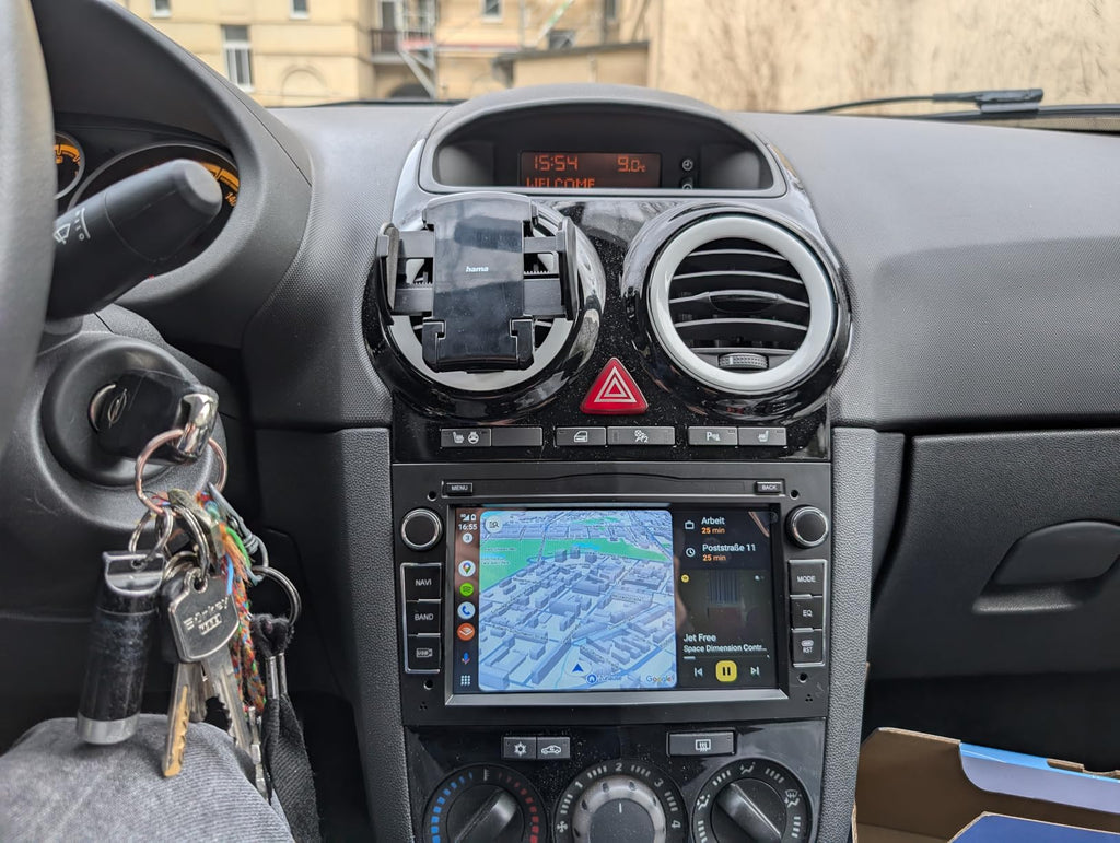 Navigation GPS sur l'écran tactile CarPlay de la Opel Zafira B