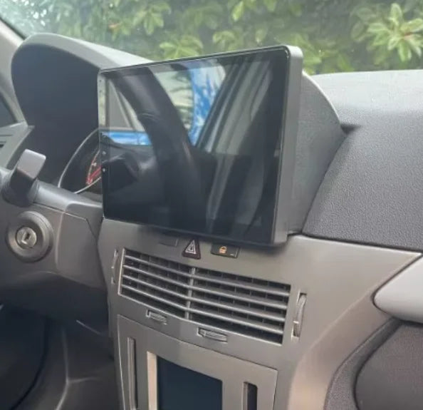 Navigation GPS sur l'écran tactile CarPlay de la Opel Zafira B