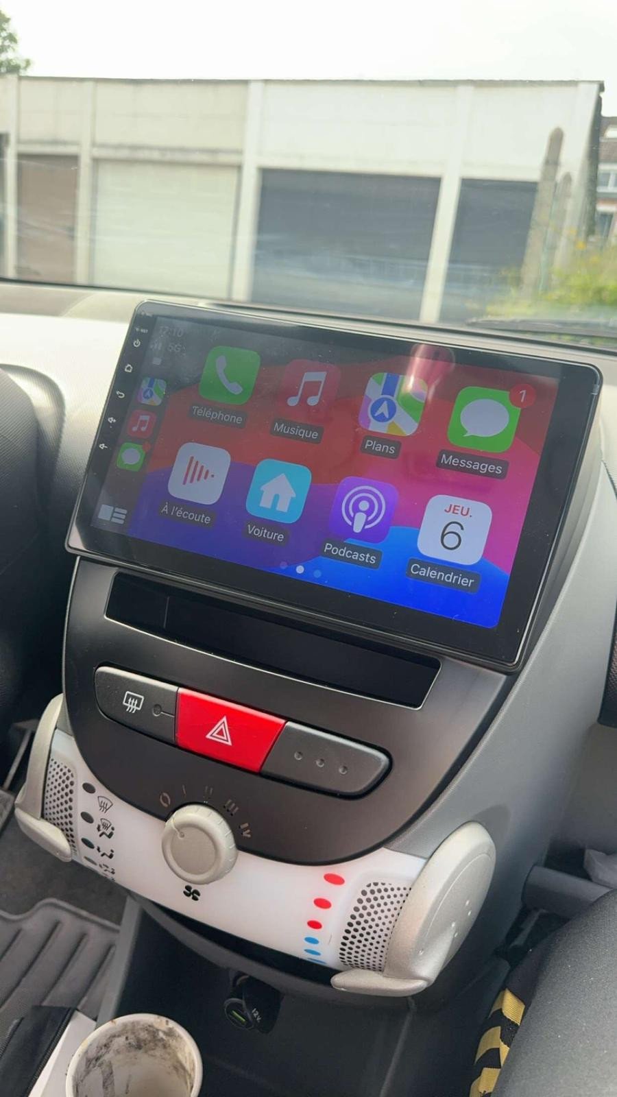 Navigation GPS sur l'écran tactile CarPlay de la Peugeot 107