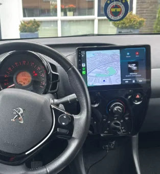 Navigation GPS sur l'écran tactile CarPlay de la Peugeot 108