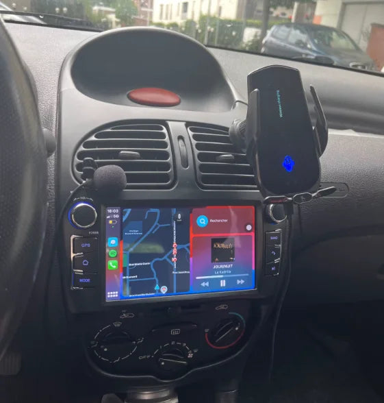 Navigation GPS sur l'écran tactile CarPlay de la Peugeot 206