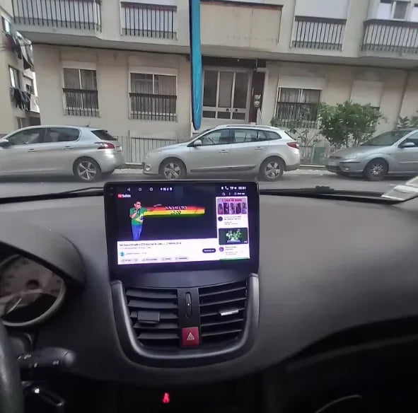 Navigation GPS sur l'écran tactile CarPlay de la Peugeot 207