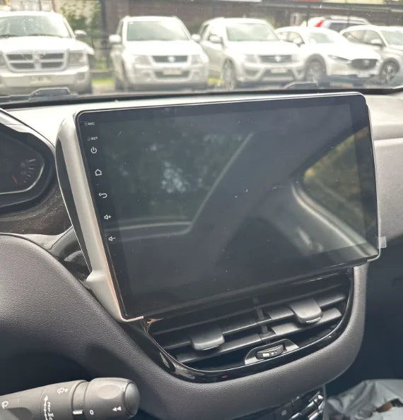 Navigation GPS sur l'écran tactile CarPlay de la Peugeot 208