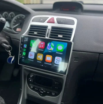 Navigation GPS sur l'écran tactile CarPlay de la Peugeot 307