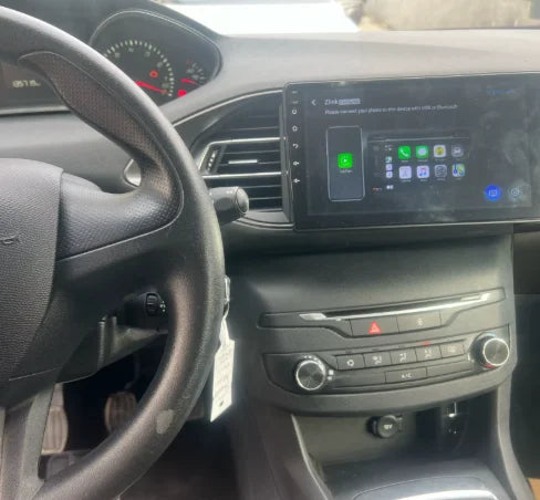Navigation GPS sur l'écran tactile CarPlay de la Peugeot 308