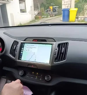 Navigation GPS sur l'écran tactile CarPlay de la Peugeot 4007
