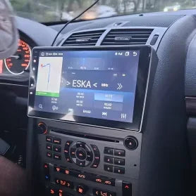 Navigation GPS sur l'écran tactile CarPlay de la Peugeot 407