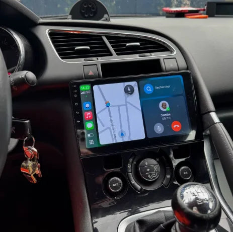 Navigation GPS sur l'écran tactile CarPlay de la Peugeot 5008