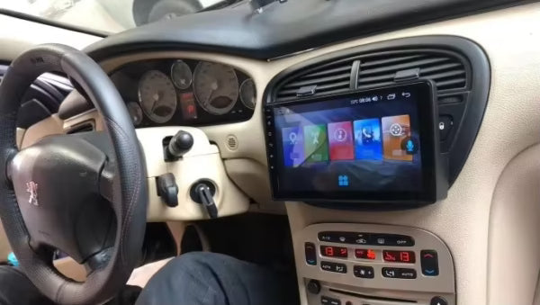 Navigation GPS sur l'écran tactile CarPlay de la Peugeot 607