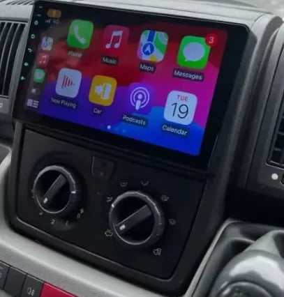 Navigation GPS sur l'écran tactile CarPlay de la Peugeot Boxer