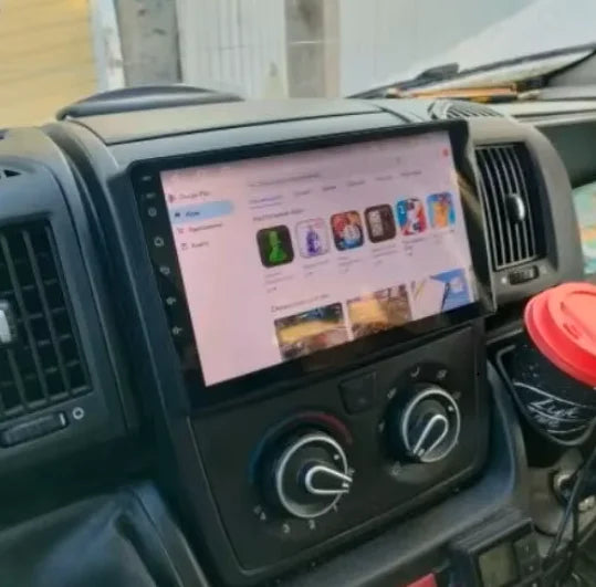 Navigation GPS sur l'écran tactile CarPlay de la Peugeot Boxer