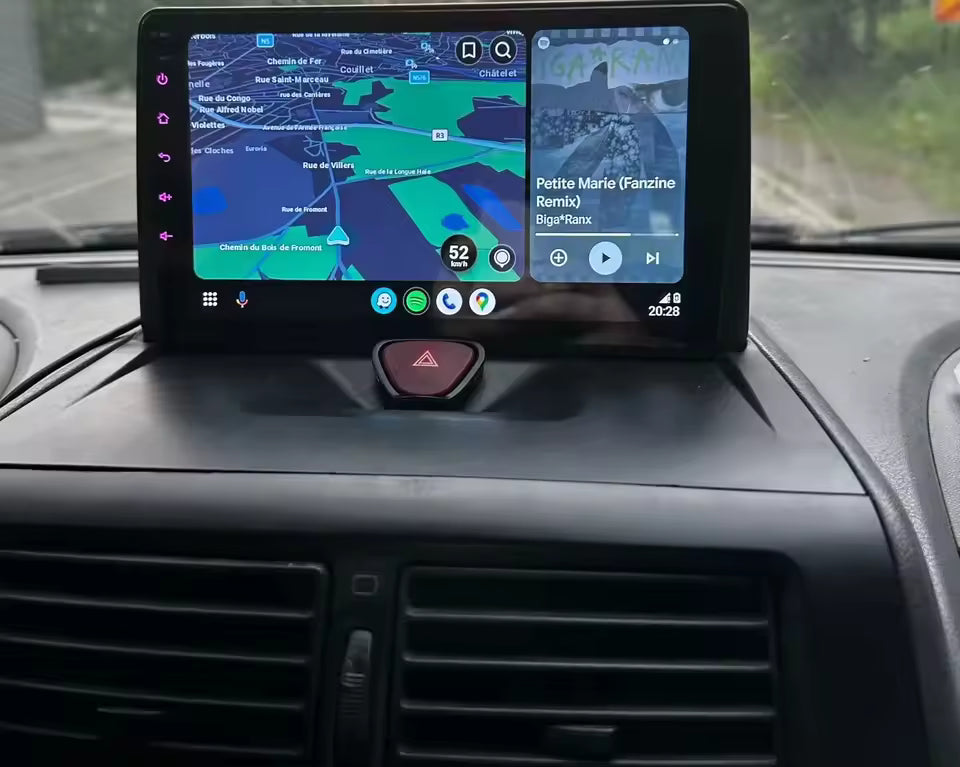 Navigation GPS sur l'écran tactile CarPlay de la Peugeot Expert