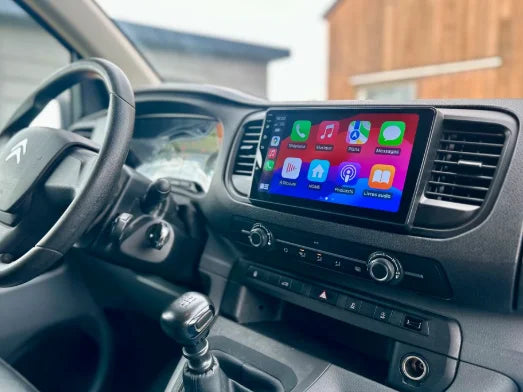 Navigation GPS sur l'écran tactile CarPlay de la Peugeot Expert 3