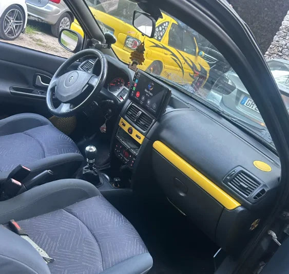 Navigation GPS sur l'écran tactile CarPlay de la Renault Clio 2