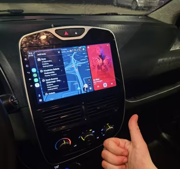 Navigation GPS sur l'écran tactile CarPlay de la Renault Clio 4