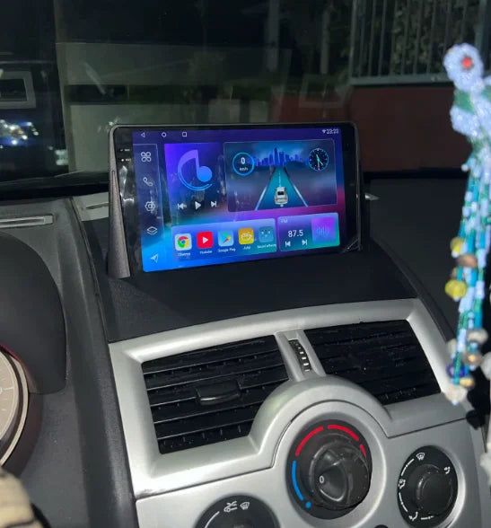 Navigation GPS sur l'écran tactile CarPlay de la Renault Laguna 2