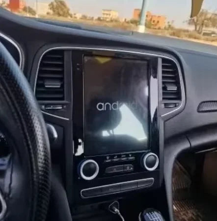 Navigation GPS sur l'écran tactile CarPlay de la Renault Mégane 4