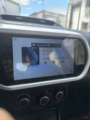 Navigation GPS sur l'écran tactile CarPlay de la Renault Twingo 3