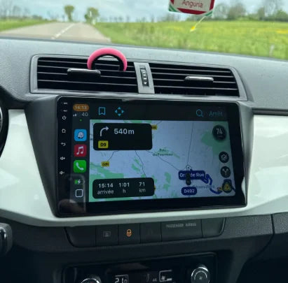 Navigation GPS sur l'écran tactile CarPlay de la Skoda Fabia