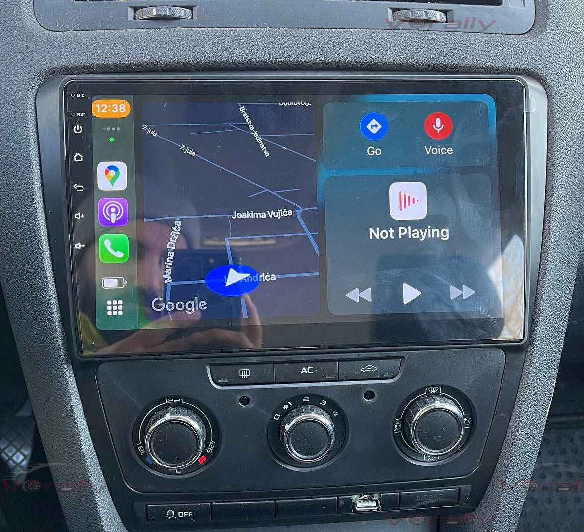 Navigation GPS sur l'écran tactile CarPlay de la Skoda Octavia