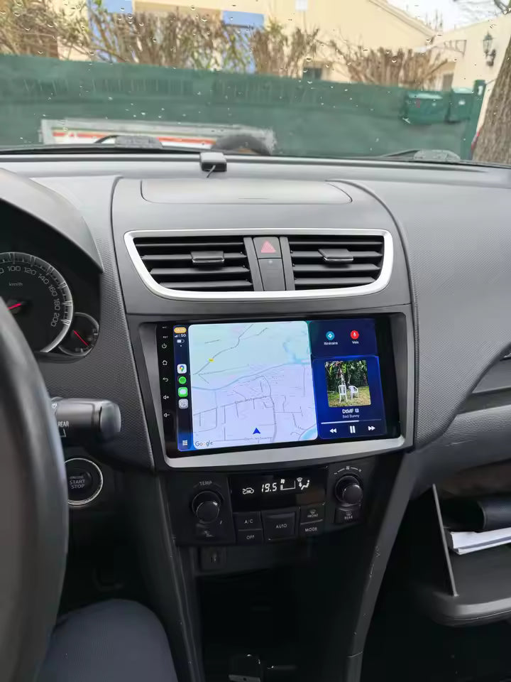 Navigation GPS sur l'écran tactile CarPlay de la Suzuki Swift