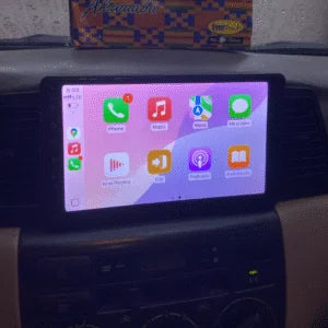 Navigation GPS sur l'écran tactile CarPlay de la Toyota Corolla