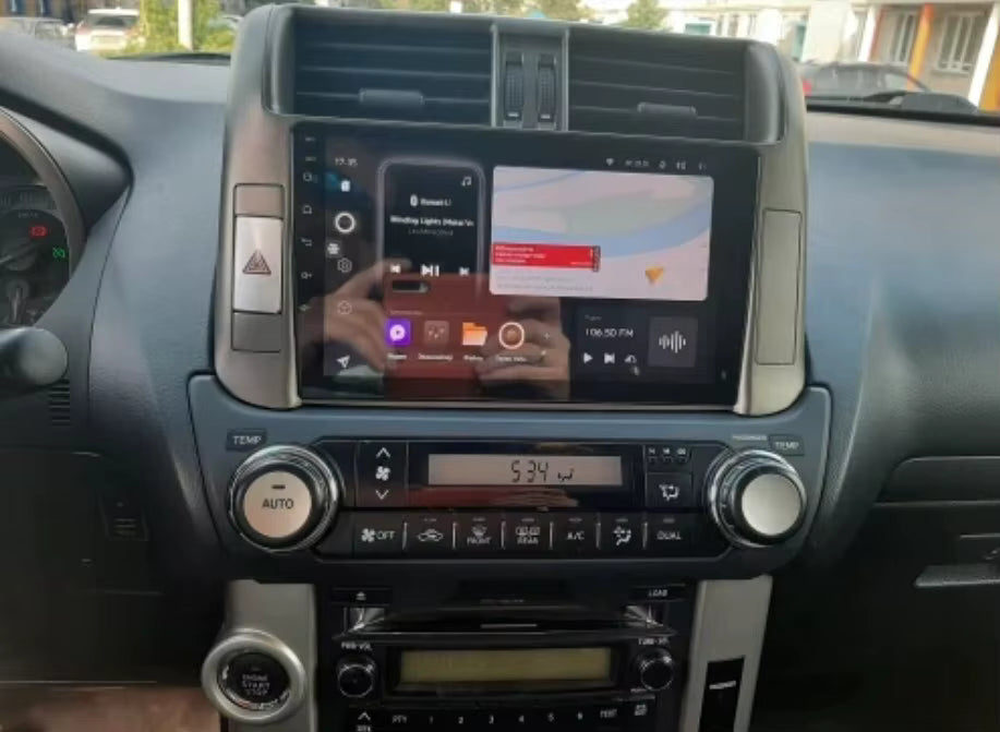 Navigation GPS sur l'écran tactile CarPlay de la Toyota Land Cruiser