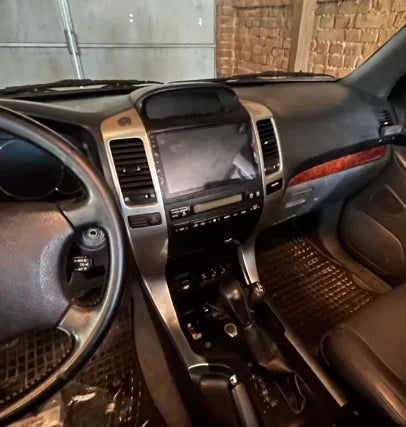 Navigation GPS sur l'écran tactile CarPlay de la Toyota Land Cruiser Prado 120