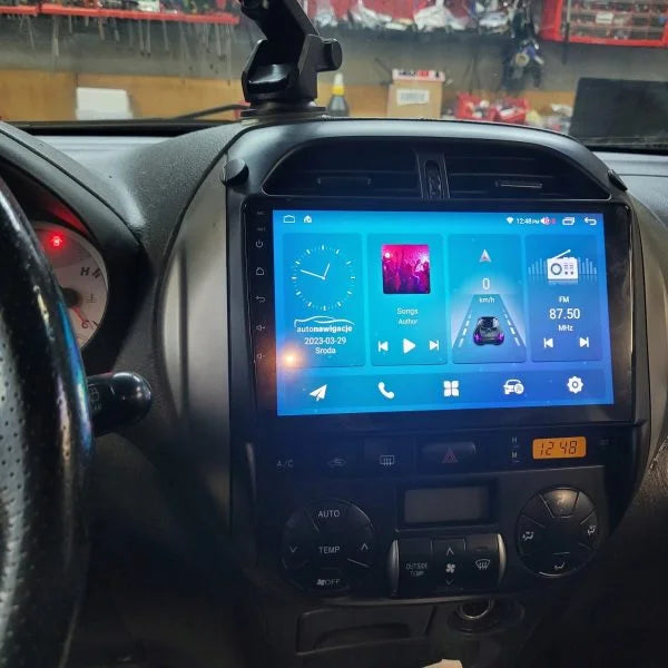 Navigation GPS sur l'écran tactile CarPlay de la Toyota RAV4