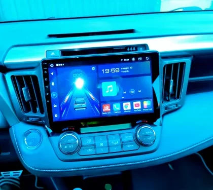 Navigation GPS sur l'écran tactile CarPlay de la Toyota RAV4