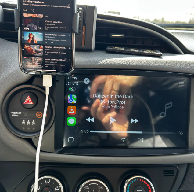 Navigation GPS sur l'écran tactile CarPlay de la Toyota Yaris