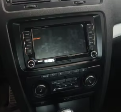 Navigation GPS sur l'écran tactile CarPlay de la Volkswagen Golf 5