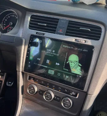 Navigation GPS sur l'écran tactile CarPlay de la Volkswagen Golf 7