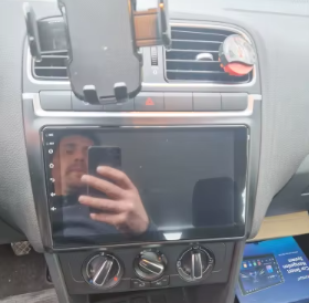 Navigation GPS sur l'écran tactile CarPlay de la Volkswagen Polo 5