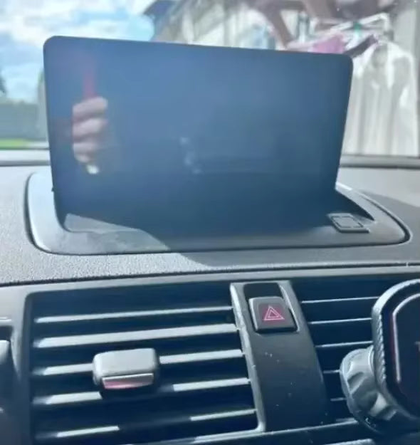 Navigation GPS sur l'écran tactile CarPlay de la Volvo V50
