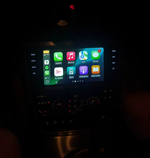 Navigation GPS sur l'écran tactile CarPlay de la Volvo V70